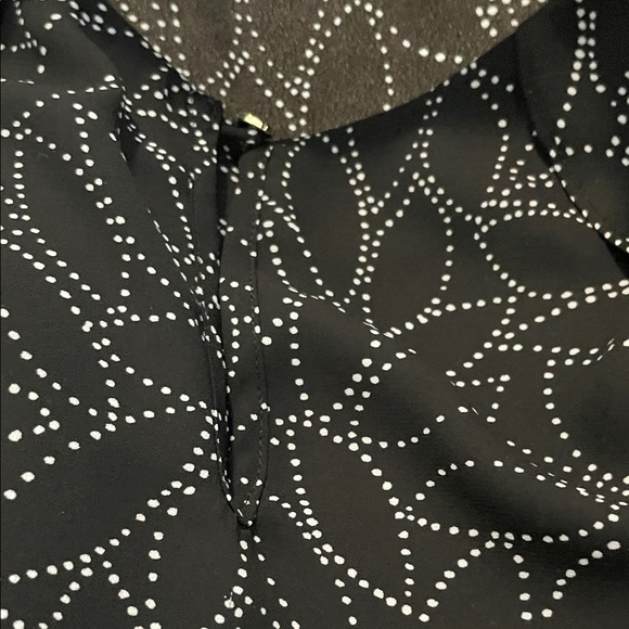 Liz Claiborne Black Short-Sleeve Top with White Dotted Floral Pattern - Picture 4 of 5